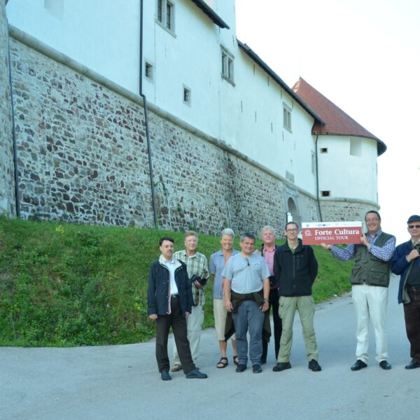 Groupe de voyageurs devant le château fort de Turjak, Slovénie