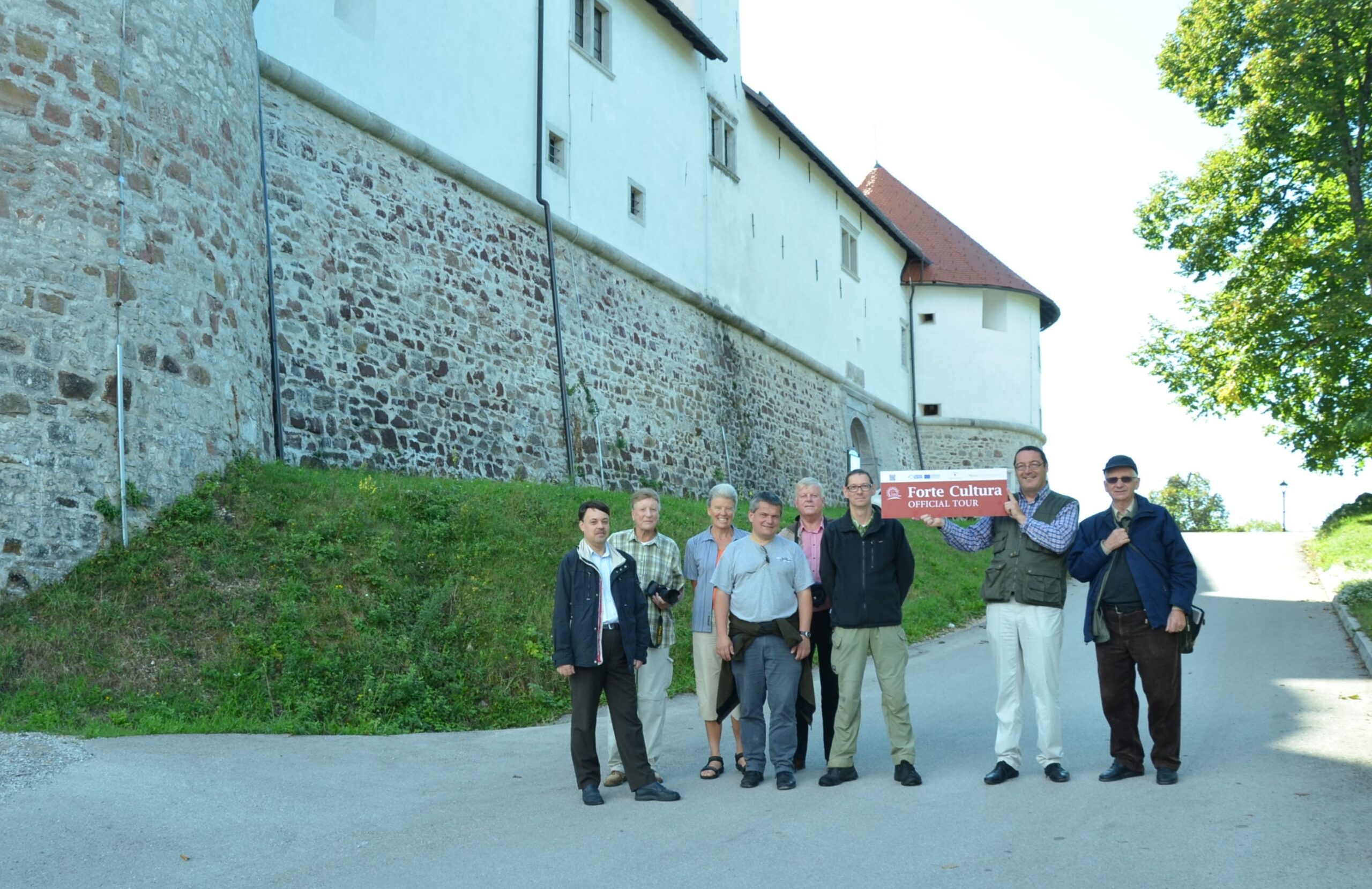 Reisegruppe vor dem befestigten Schloss Turjak, SI