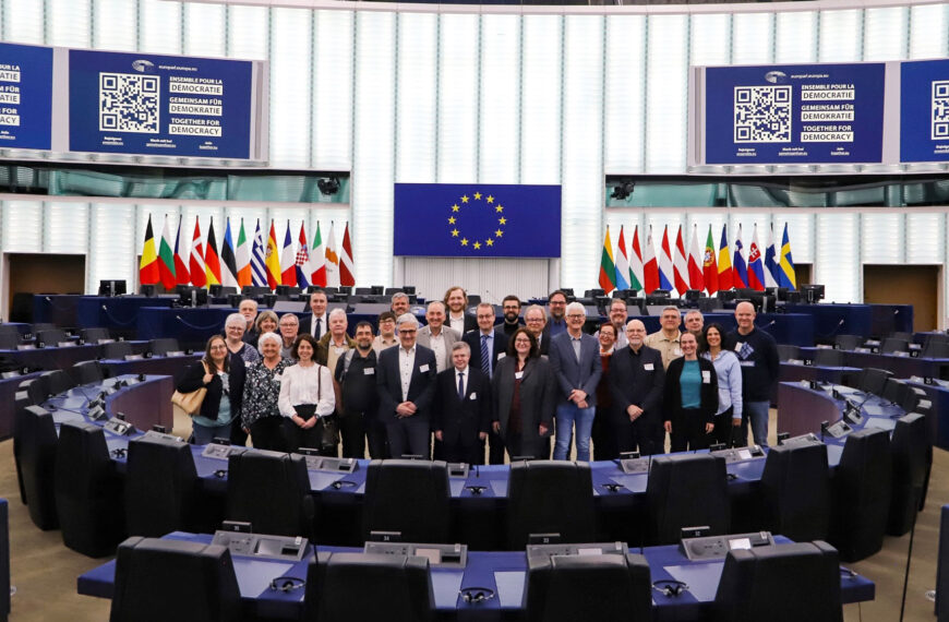 Photo de groupe FORTE CULTURA Congrès de l'année 2024 dans la grande salle des pas perdus du Parlement européen à Strasbourg