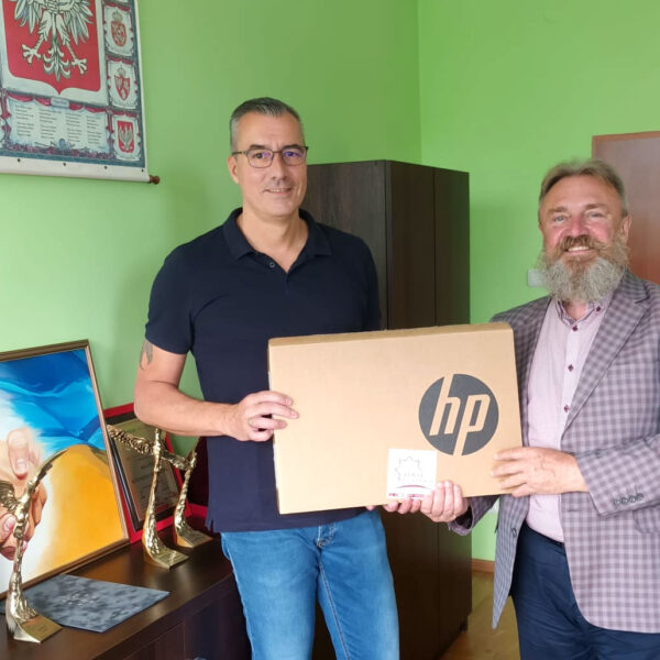 Foto: Dirk Röder, FORTE CULTURA Vizepräsident und Direktor der Kulturroute, übergibt ein Notebook als Spende an Oleh Pohorilets, Direktor der Festung Medzhybizh (UA).