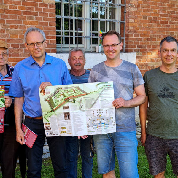 El Consejo de Administración y los miembros de la Junta Directiva de la Fundación del Estado Federado de Ingolstadt presentan la nueva revista Faltblatt.