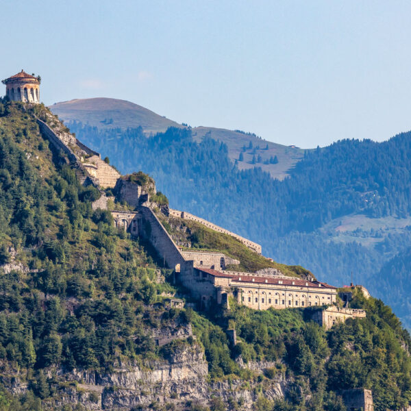 Valle Sabbia (IT): La fortaleza de Rocca d'Anfo se convierte en estación de FORTE CULTURA en el lago de Idro