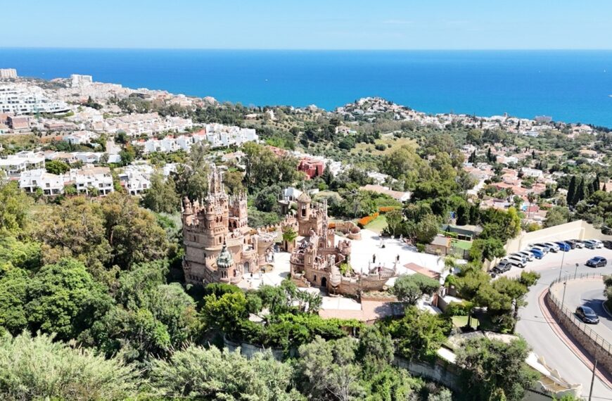 Colomares (ES): A Modern Castle of Memory between History and Imagination